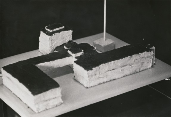 Gâteau d'anniversaire représentant un bâtiment Bauhaus. 80ème anniversaire de Walter Gropius en 1963. Harvard Art Museums Archives, Busch-Reisinger Museum