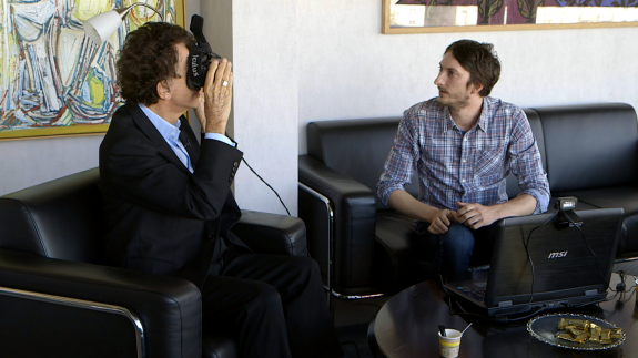 Jack Lang, Président de l'IMA, testant la visite virtuelle Oculus Rift (c) IMA