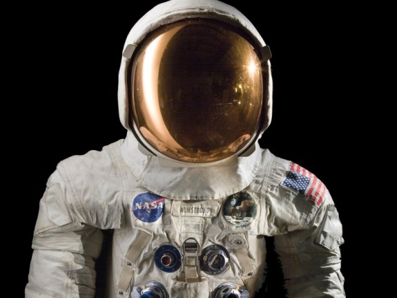smithsonian amstrong-suit.jpg__800x600_q85_crop
