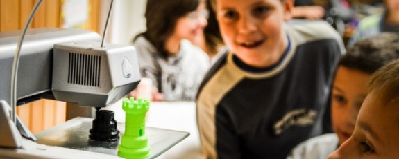 3d-systems-kids-watching-cube-3d-printer-budapest
