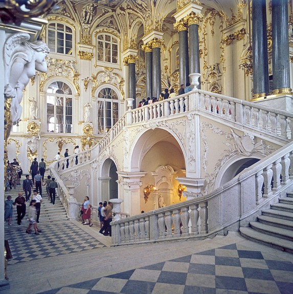 Le grand escalier du Musée de l'Ermitage, dit « escalier du Jourdain » ©Wikicommons