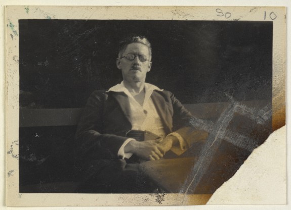 Photographie de James Joyce (document dans le domaine public)
