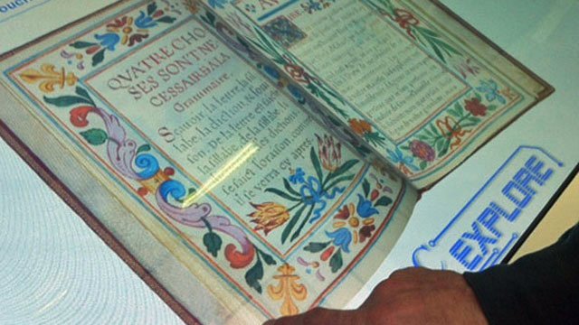 Feuilletage de l'abécadaire de Louis XIV sur une table numérique à la bibliothèque de Rouen