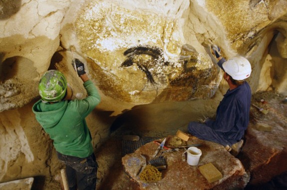 Etape 5: les éléments artistiques, géologiques et archéologiques créés en atelier sont intégrés au décor de la Caverne