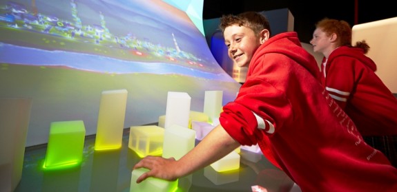 Jeunes visiteurs construisant une ville virtuelle au Scienceworks du Museum Victoria (Photo: Museum Victoria)