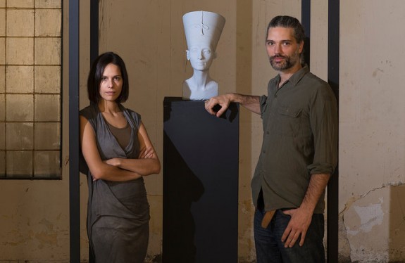 Nora al-Badri et Jan Nikolai Nelles devant une impression 3D du buste de la Reine Nefertiti au Caire (c) Jan Nikolai Nelles