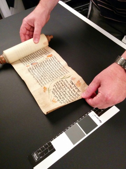 Le manuscrit d'Esther datant du XVIe siècle numérisé au studio d'imagerie de la British Library 