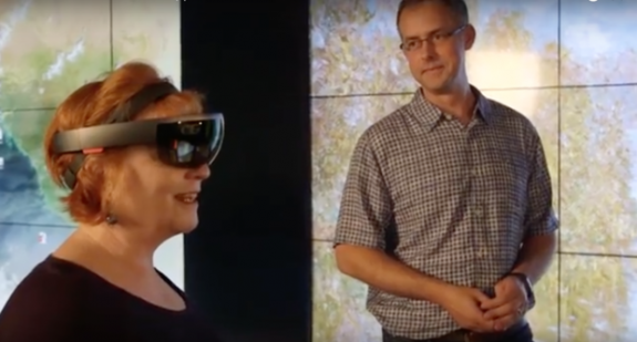 Le professeur adjoint d'histoire de l'art Holly Witchey de l'Université CWRU essaie la nouvelle application HoloLens art museum. aux côtés de Mark Griswold, directeur des projets Hololens de l'université. (c) CWRU et  Boulevard