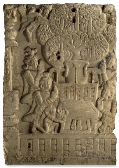 Un des deux côtés de la stèle du Sanctuaire d'Amaravati, évoquant symboliquement la présence du Bouddha comme un trône vide, un arbre Bodhi et une paire d'empreintes de pas, c. 50 av. J.-C.