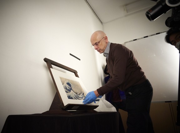 Tournage du documentaire sur Hokusai dans la salle Japon du musée, avec le conservateur Tim Clark et le chef d'oeuvre Great Wave