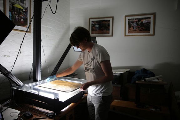 Un gestionnaire des collections scanne une  plaque en verre (c) British Museum
