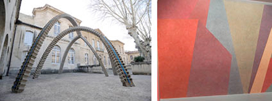 A gauche, façade de l'hôtel de Caumont , au premier plan, oeuvre de Vincent Ganivet, Entrevous, 2010 A droite, oeuvre in situ de Sol LeWitt, Wall Drawing # 538, 1984-88