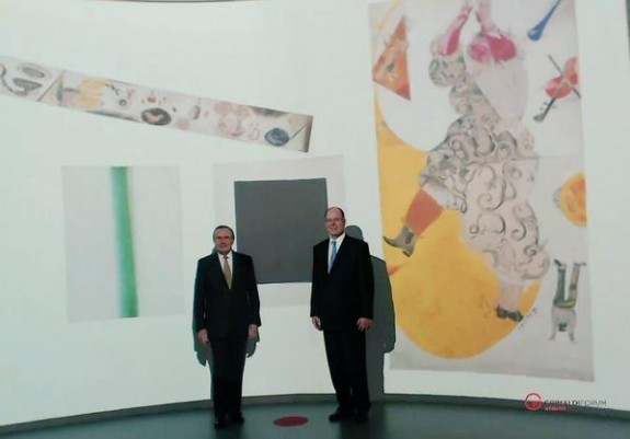 Le Prince Albert 2 et le commissaire de l'exposition  Jean-Louis Prat au cœur du dispositif MyTouchGallery