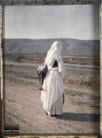 Bosnie, Mostar, Une femme habillée vue de dos, sac noir (une paysanne)