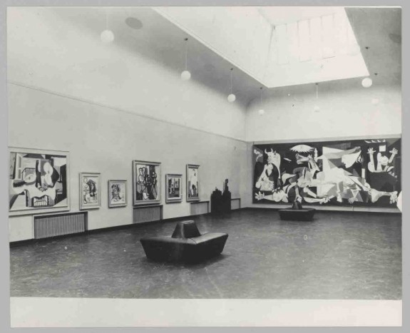 Vue d' une exposition de 1938 sur Matisse, Picasso et Braque au Kunstnernes Hus d'Oslo (photo d'Olaf Vaering © RMN - GP  (Musée Picasso de Paris) / image RMN-GP)