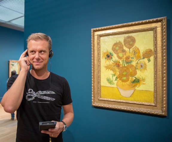 Armin van Buuren devant "les tournesols" de Vincent van Gogh Photo: Floris Heuer / van Gogh Museum