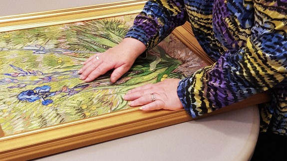 Une personne aveugle touche la reproduction 3D de l'oeuvre vde Van Gogh (c) Verus Art