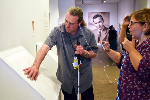 Un visiteur du musée touche une reproduction tactile d'oeuvre d'art dans l'une des galeries du Warhol Museum, avec utilisation de l'audioguide Out Loud (c) Warhol Museum