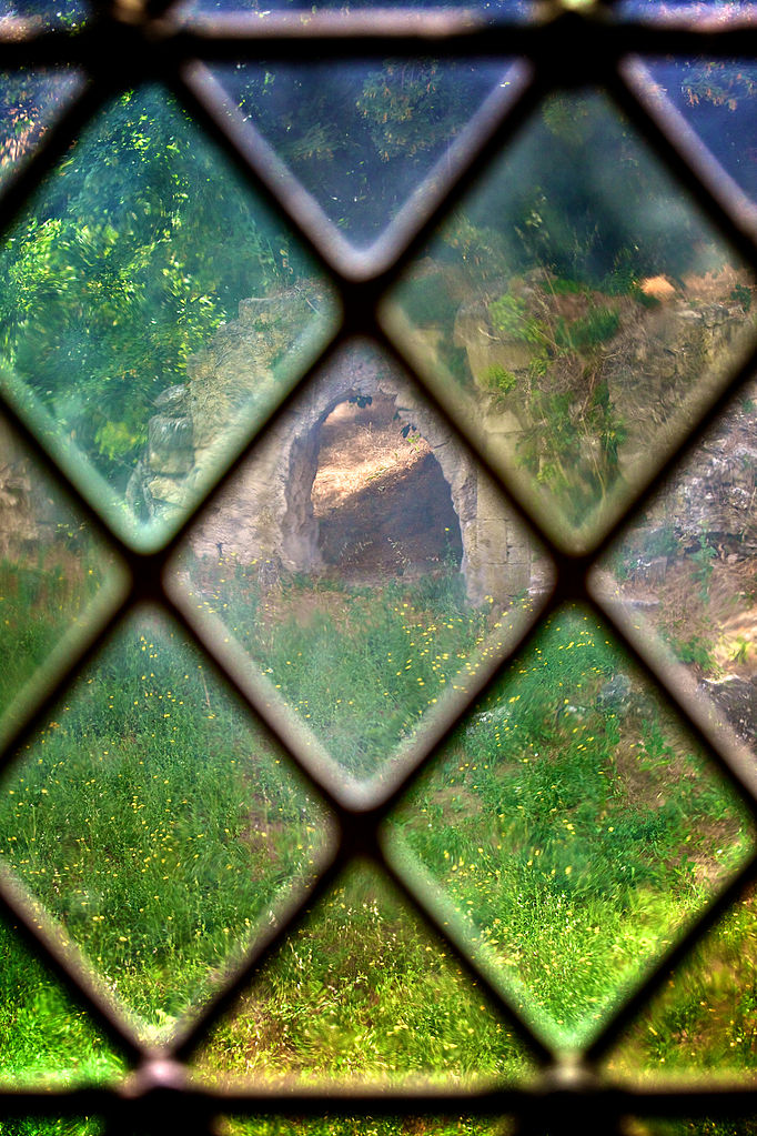 1er Prix: détail vitrail l'abbaye de Sylvacane, commune de la Roque-d'Anthéron. D Deveze. "J'ai pris cette photo pour tenter de partager la vue que les moines cisterciens du 13ème siècle pouvaient avoir de leur jardin à travers ce vitrail, situé à l'arrière de l'abbaye."